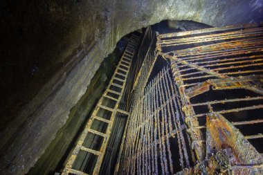 Yeraltı madeninde ışık olan alt kat kafesi.