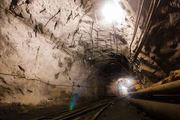 Подземный Золотой Шахтный Тоннель Дрейфует Рельсами Светом — стоковое фото