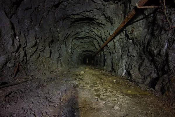 Yeraltı terk edilmiş cevheri mine şaft tünel Galerisi