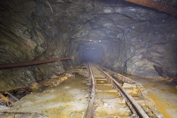 Podzemní Zlatý Důl Šachtě Kolejnicemi — Stock fotografie