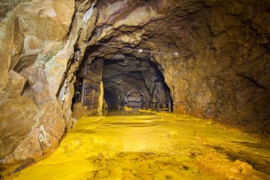 Altın cevheri maden şaft tünel galeri sarı kükürt suyu yeraltı terk 