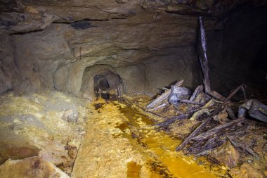 Altın cevheri maden şaft tünel galeri sarı kükürt suyu yeraltı terk 