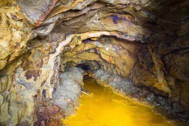 Yeraltı altın madeni tüneli Sarı suyla sürükleniyor