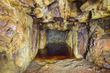 Yeraltı altın madeni tüneli Sarı suyla sürükleniyor