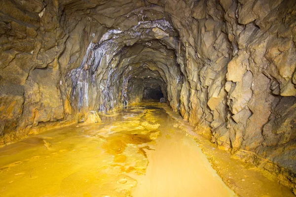 Złoto Rudy Kopalni Wału Tunelu Galerii Żółtym Siarki Wody Podziemnej — Zdjęcie stockowe