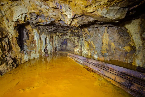 Dérive Souterraine Tunnel Arbre Mine Avec Eau Jaune — Photo