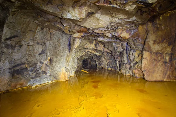 Deriva Del Túnel Subterráneo Mina Oro Con Agua Amarilla — Foto de Stock