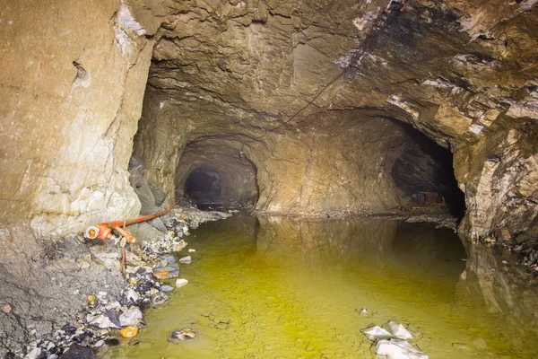 Deriva Del Túnel Subterráneo Mina Oro Con Agua Amarilla — Foto de Stock
