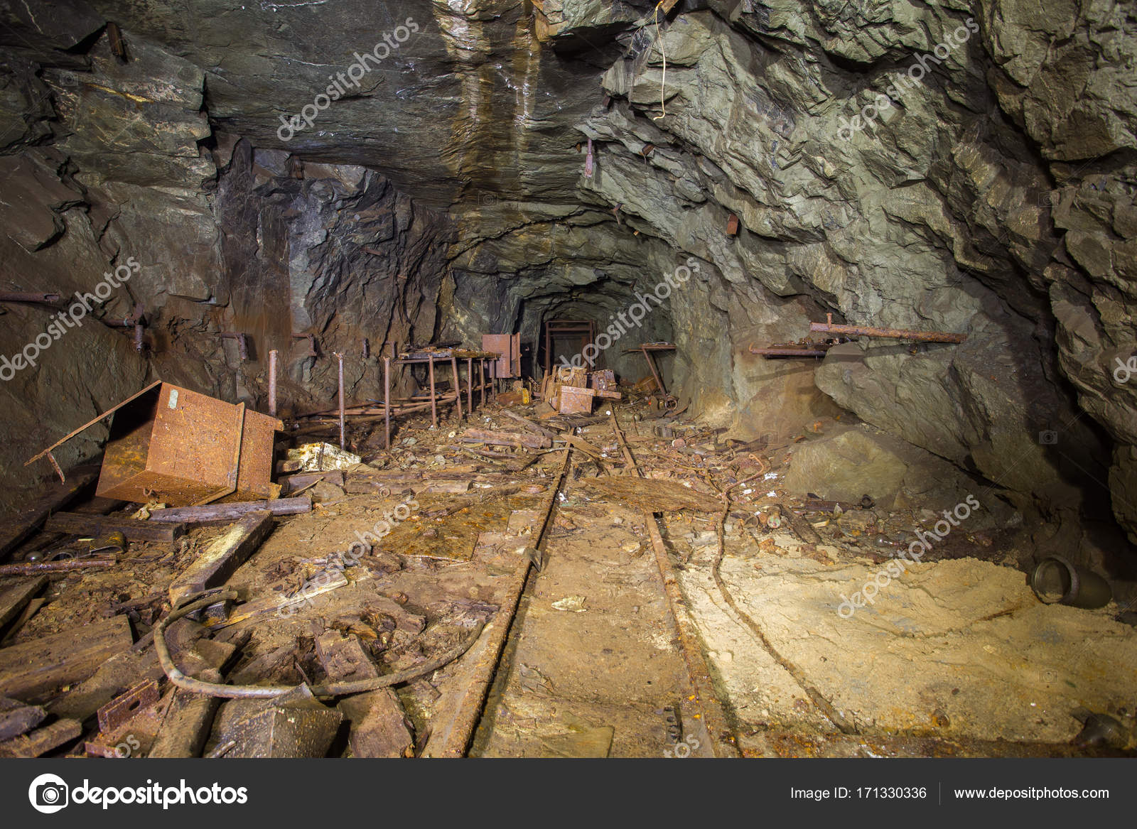 Deriva Tunel Eixo Minerio Ouro Com Trilhos Subterraneos Fotos Imagens De C Mishainik