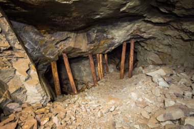 Altın madeni cevher şaft tünel sürüklenme ahşap kereste yeraltı terk