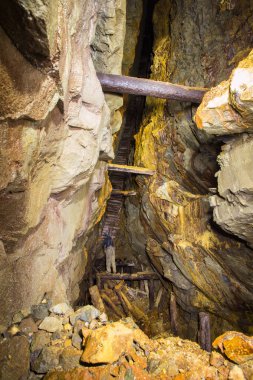 Altın madeni cevher şaft tünel sürüklenme ahşap kereste yeraltı terk