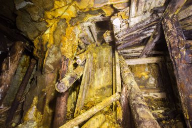 Altın madeni cevher şaft tünel sürüklenme ahşap kereste yeraltı terk