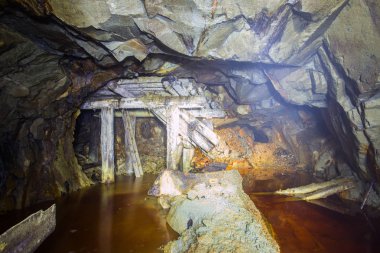 Altın madeni cevher şaft tünel sürüklenme ahşap kereste yeraltı terk