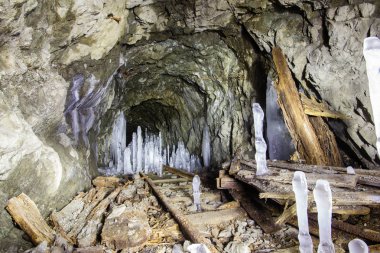 Buz sarkıtları olan eski bir yeraltı altın madeni tüneli.