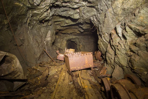 Deriva Del Túnel Del Pozo Mineral Oro Con Rieles Subterráneos — Foto de Stock