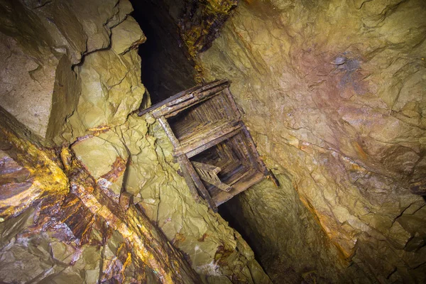 Altın Madeni Cevher Şaft Tünel Sürüklenme Ahşap Kereste Yeraltı Terk — Stok fotoğraf