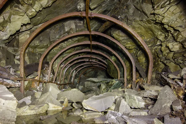Podziemny Tunel Szybu Kopalni Żelaza Metalowym Drewnem Zawalił Się — Zdjęcie stockowe