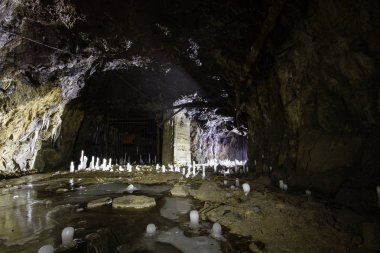 Yeraltı demir madeni tüneli buzla kaplı.