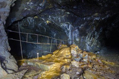 Sarı topraklı eski altın madeni tüneli