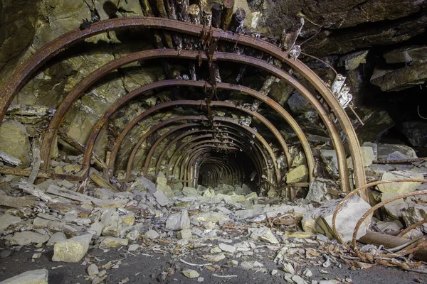 Vecchia Miniera Ferro Tunnel Sotterraneo Arco Acciaio Rivestimento Legno Crollato — Foto Stock