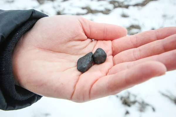 Espécime de meteorito espacial mineral bruto na mão — Fotografia de Stock