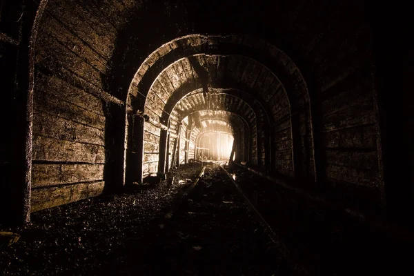 Velho Ferro Mina Túnel Subterrâneo Arco Aço Timbering Forro Luz — Fotografia de Stock