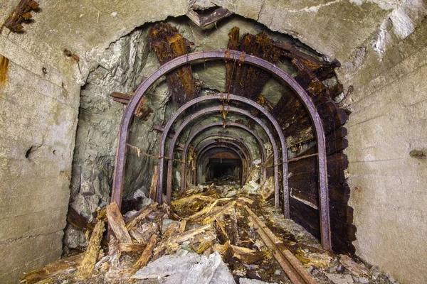 Vecchia Miniera Ferro Tunnel Sotterraneo Arco Acciaio Rivestimento Legno — Foto Stock