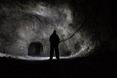Yeraltı terk edilmiş bakır madeni tüneli madenci kaşifle birlikte.