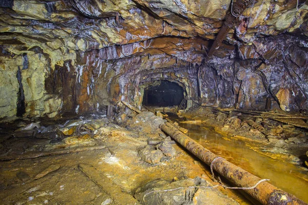 Подземный Тоннель Заброшенной Золоторудной Шахты Желтыми Дырами — стоковое фото
