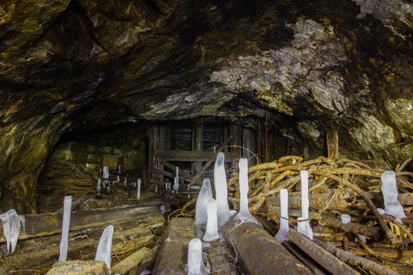 Gammal Koppargruva Jord Tunnel Med Isstalagmiter — Stockfoto