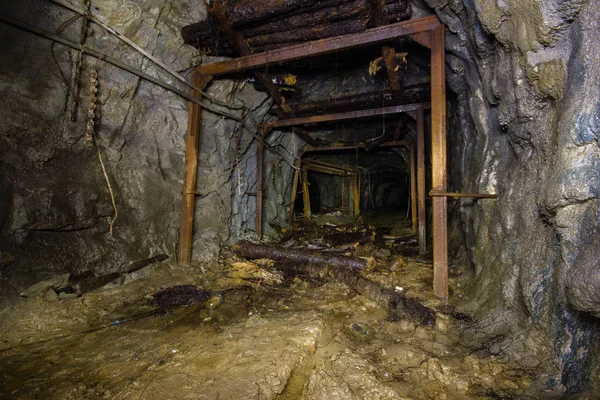 Hřídelový Tunel Podzemního Zlata Zříceným Kovovým Dřevem — Stock fotografie