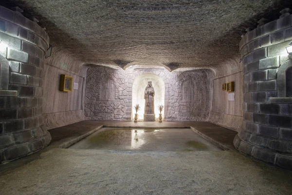 Underground church w soli mine wału z wody i pomnik — Zdjęcie stockowe