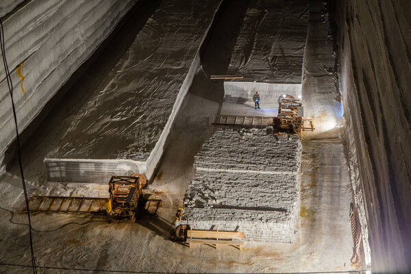 Machine for sawing the salt blocks in the underground salt mine shaft