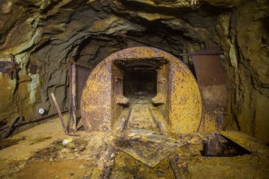 Altın cevheri madeni yeraltı tüneli.