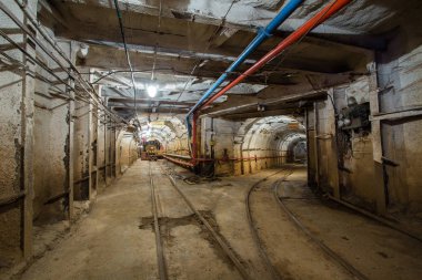     Yeraltı zümrüt Cevheri madeni şaft tünel Galeri geçidi ışık ile 