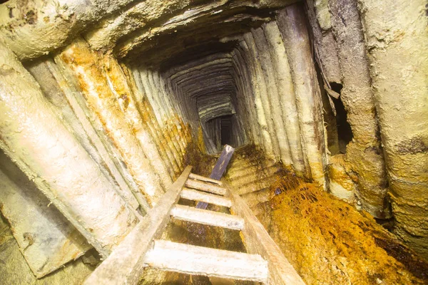 Vertikale Erhöhung Des Unterirdischen Goldminenschachts Mit Treppe — Stockfoto