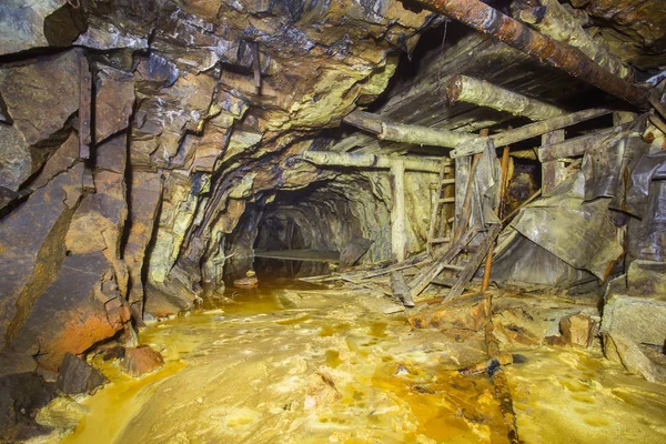 Podziemny Tunel Kopalni Złota Dryfuje Żółty Brud — Zdjęcie stockowe
