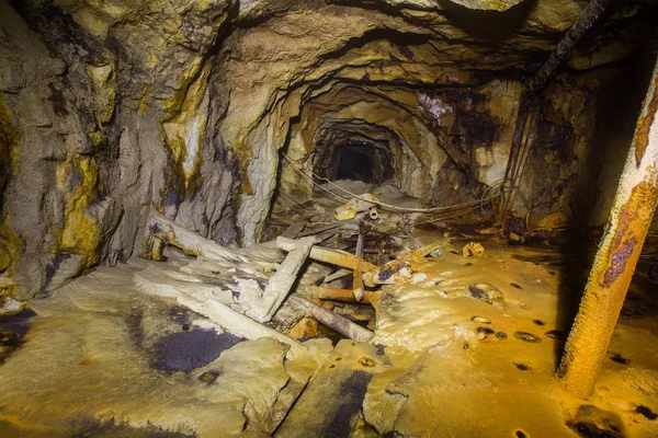 Abandonado subterráneo antiguo mineral de oro túnel túnel galería — Foto de Stock