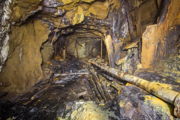 Abandonado subterráneo antiguo mineral de oro túnel túnel galería — Foto de Stock