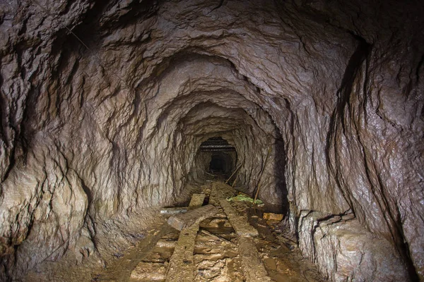 Stary Podziemny Tunel Kopalni Malachit Miedzi Zawalonym Drewnianym Drewnem — Zdjęcie stockowe