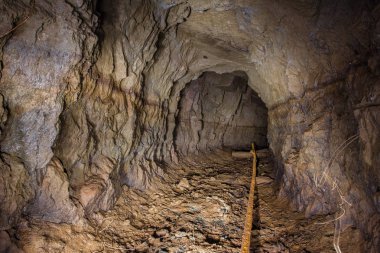 Yeraltı bakır maden kuyusu tüneli. Tahta çökmüş.