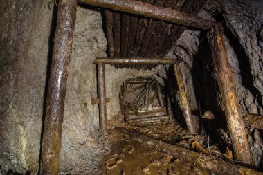 Yeraltı bakır maden kuyusu tüneli. Tahta çökmüş.