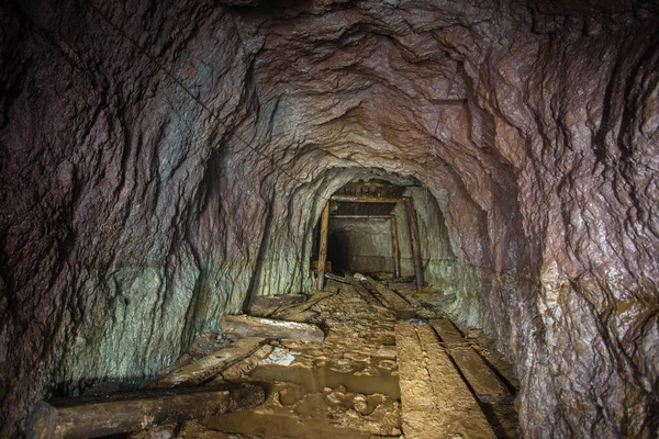 Старый Медный Малахитовый Рудник Подземном Туннеле Разрушенной Древесиной — стоковое фото