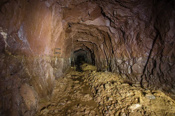Stary Podziemny Tunel Kopalni Malachit Miedzi Brudem — Zdjęcie stockowe