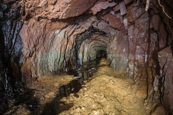 Stary Podziemny Tunel Kopalni Malachit Miedzi Brudem — Zdjęcie stockowe