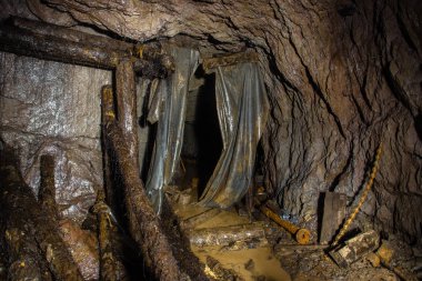 Eski bakır malakit madeni, çökmüş ahşap keresteli yeraltı tüneli.