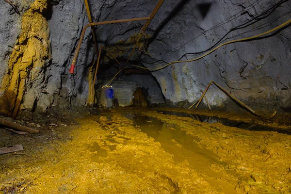 Deriva Del Túnel Subterráneo Mina Oro Con Agua Amarilla —  Fotos de Stock