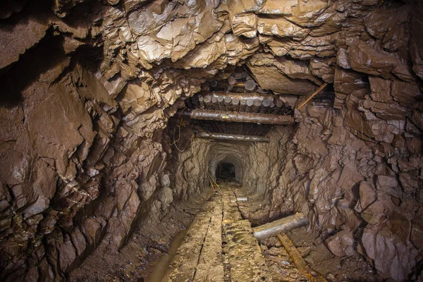 Stary Podziemny Tunel Kopalni Malachit Miedzi Brudem — Zdjęcie stockowe