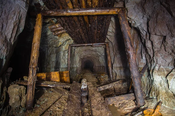 Antigua Mina Malaquita Cobre Túnel Subterráneo Con Madera Colapsada — Foto de Stock