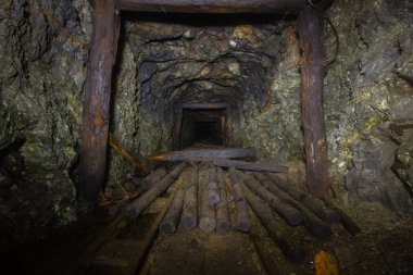 Altın madeni cevher şaft tünel sürüklenme ahşap kereste yeraltı terk